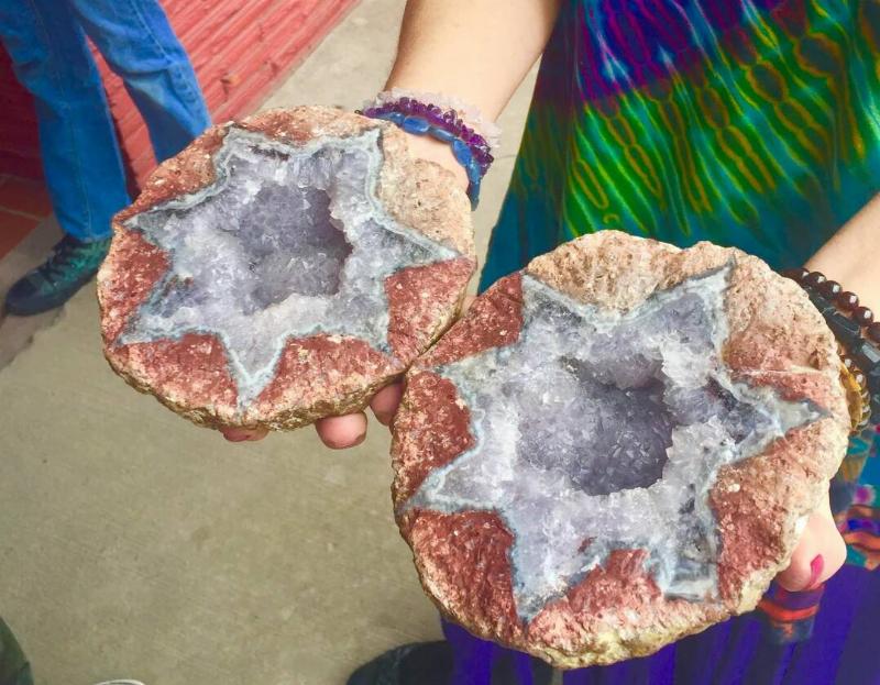 this-natural-heptagram-in-an-amethyst-geode-found-in-mexico-v0-5bdl1mnr21821