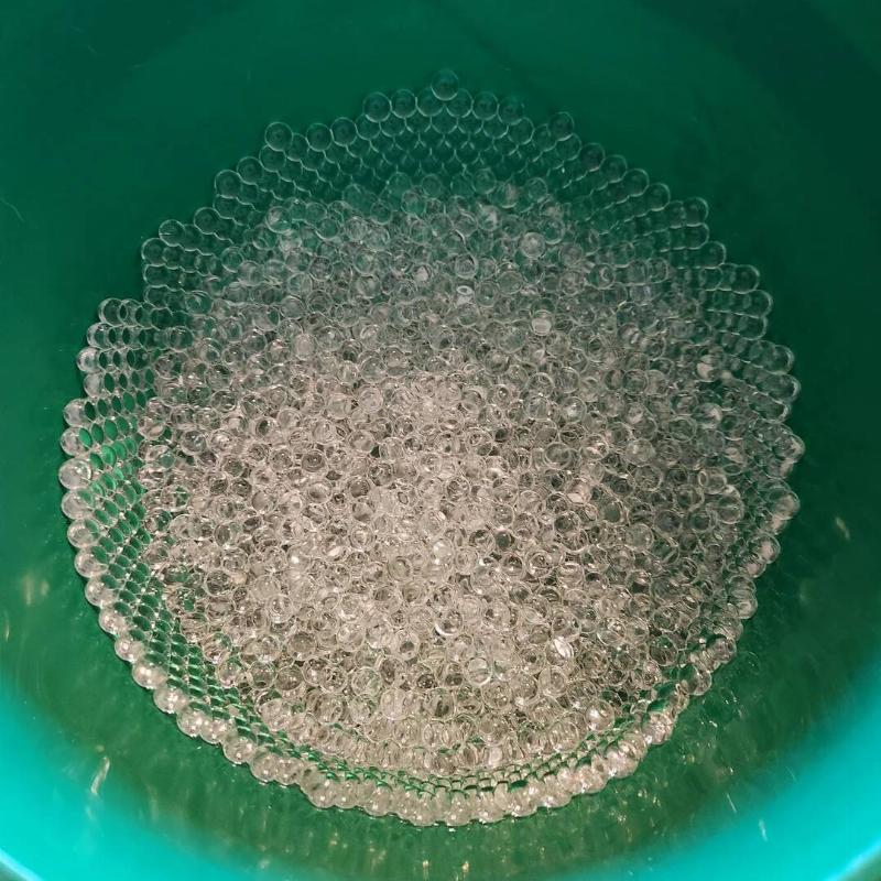 water-beads-naturally-form-a-crystal-lattice-around-the-v0-nf07gy4xzmkf1