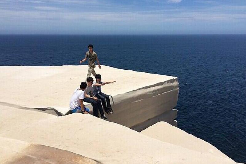 Travellers_at_Wedding_Cake_Rock,_December_2014