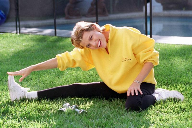 LS.Vanna.#3.PD.1118: photo of tv celebrity Vanna White, in her workout garb, doing dumbbell curls an