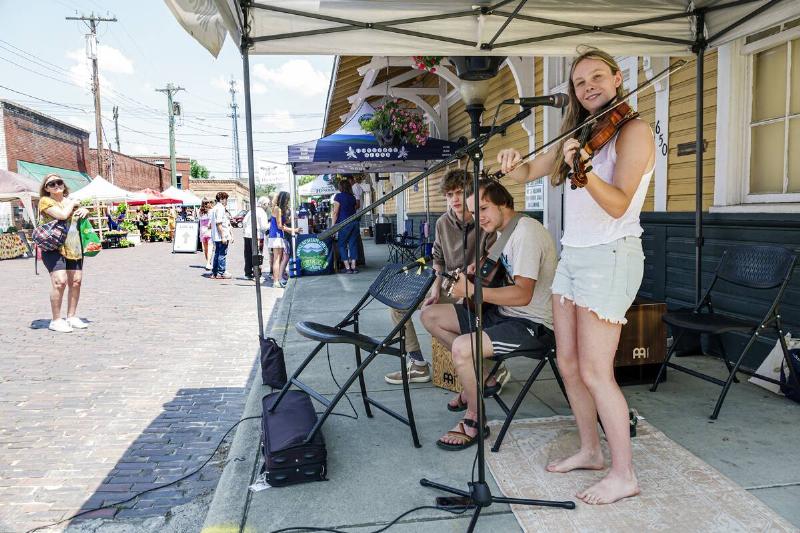 Hendersonville, North Carolina, Hendersonville Farmers Market, free live entertainment, mountain musicians playing fiddle guitar