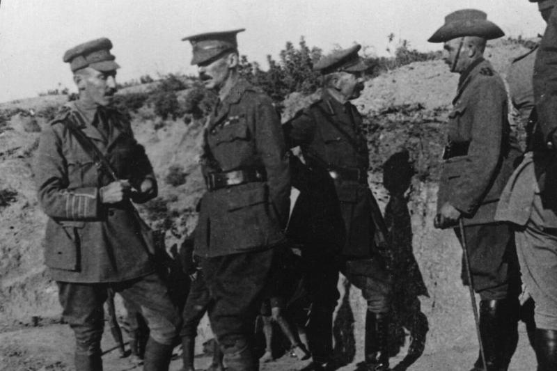 Lord Kichener reviews the situation at Gallipolli with ANZAC officers, World War I, 1915-1916.Artist: Realistic Travels Publishers