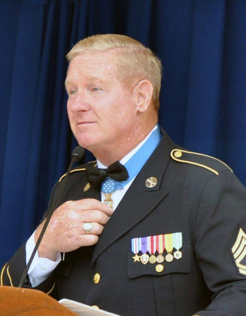 Sammy_Davis_speaking_2009_crop