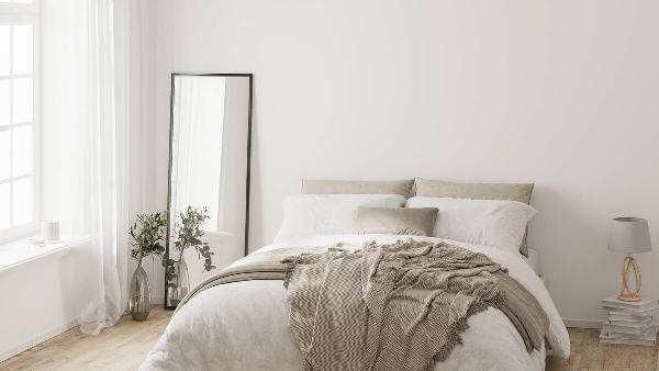 Neutral small bedroom.