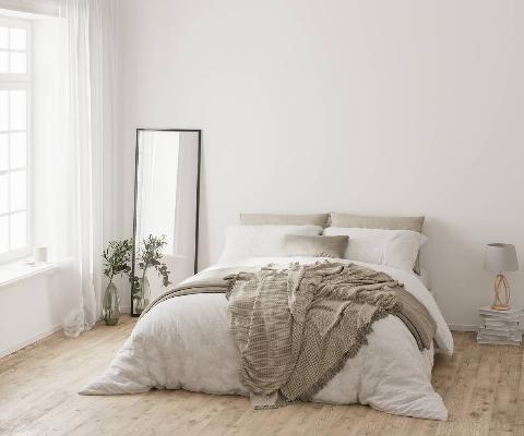Neutral small bedroom.