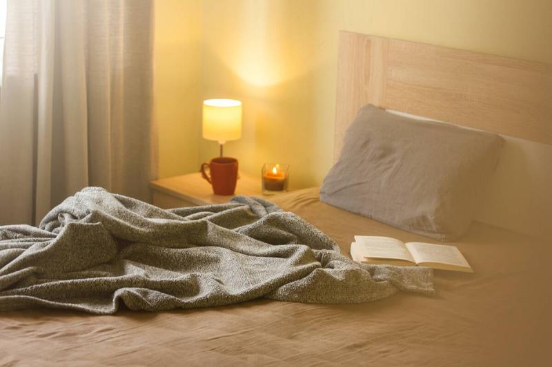 уютная-комната-интерьер-удобная-кровать-с-мягкой-таблеткой-2024-09-21-21-15-35-utc Спальня с теплым освещением.