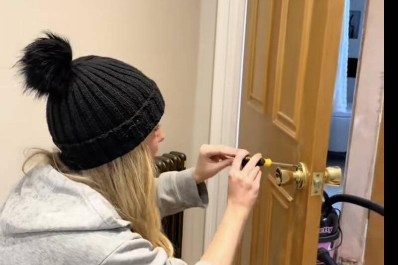 Тысячелетний беспорядок Тара занимается ремонтом дома.