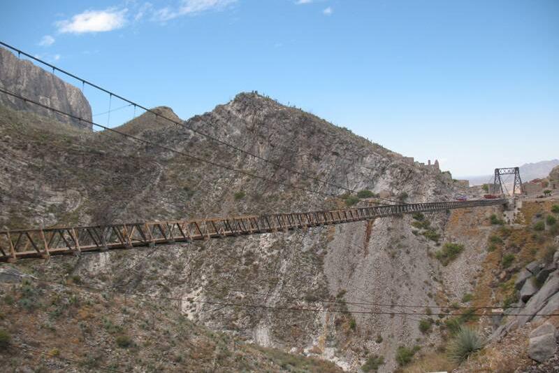 Recuerdo_del_Puente_de_Ojuela_ Gold_Mine_-_1892_-_near_Torreon,_Mexico_009-800X600