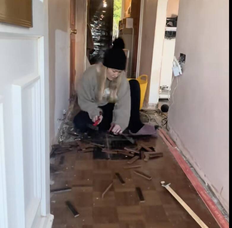 DIY News 19 Woman Renovating Her 1960s Home Gets Scary Surprise After Pulling Up Her Carpet