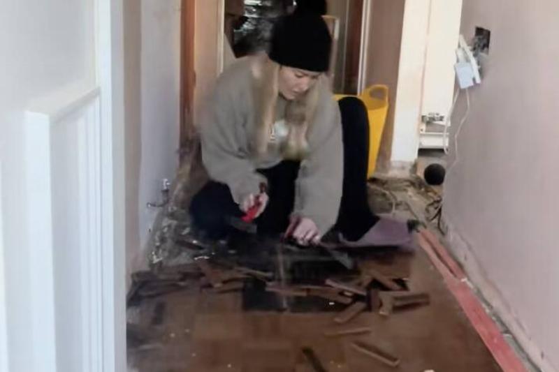 Скриншот 13.11.2025, 15.53.04 Тара убирает полы