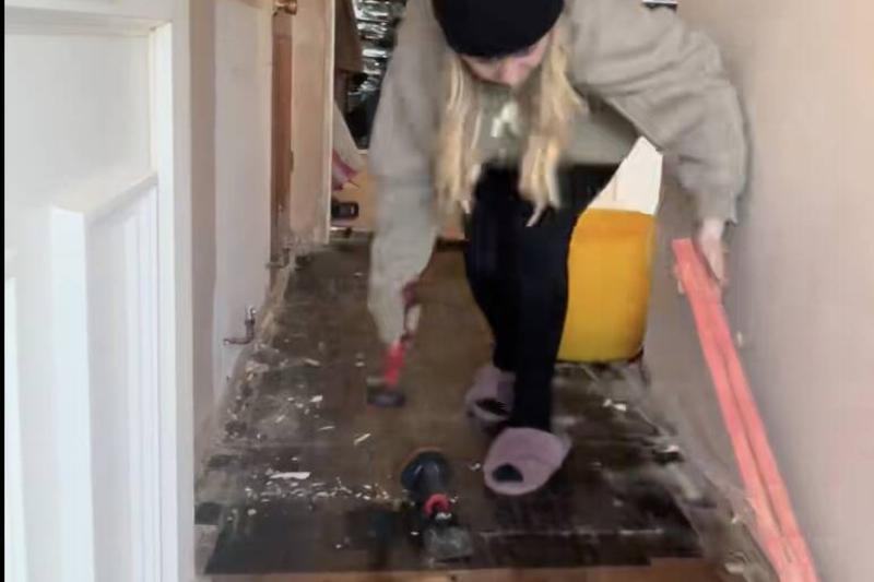 Скриншот 13.11.2025, 15.53.09 Тара убирает полы