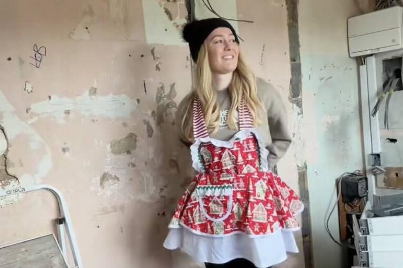 Скриншот 13.11.2025, 15.57.13 Тара готовится к Рождеству в своем доме.