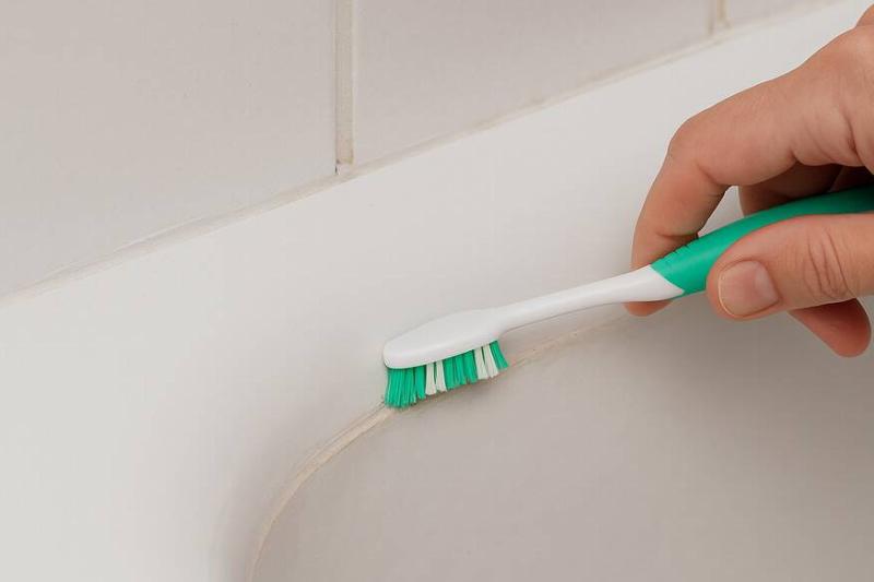 Ванна с зубной щеткой. Зубная щетка очищает ванну от грязи.