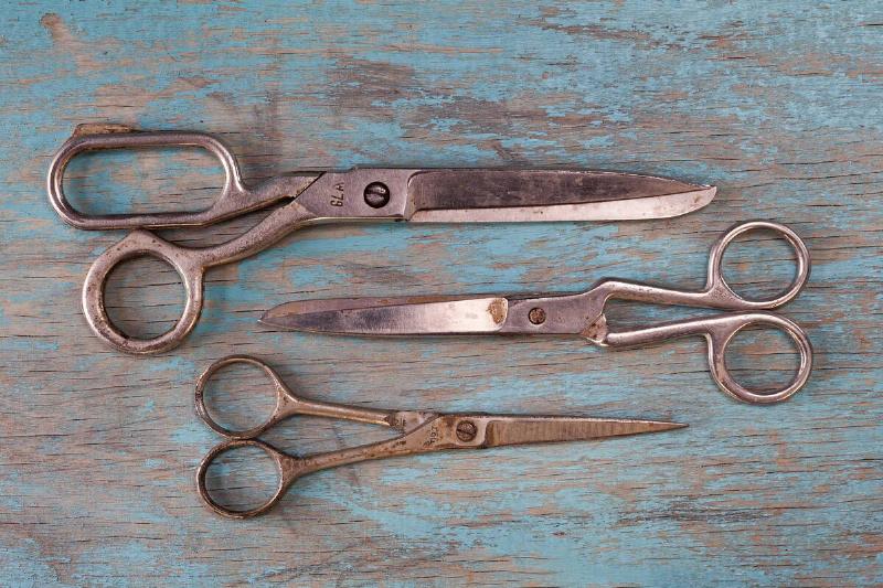 3 sets of rusty scissors.