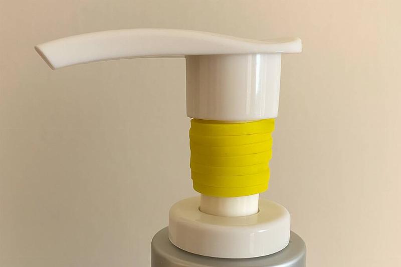 резинка для бутылки. Флакон с помпой-дозатором обернут резинкой.