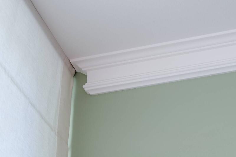 Ceiling trim that is painted bright white.