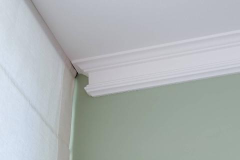 Ceiling trim that is painted bright white.