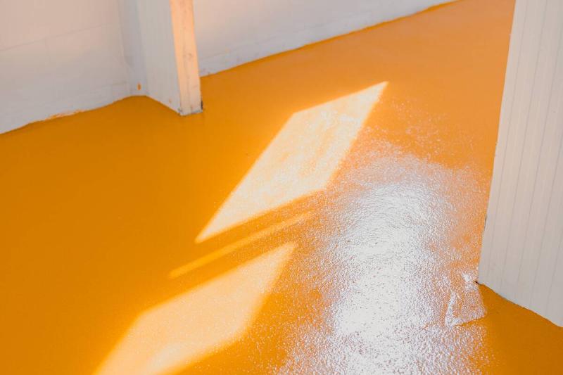 Холодильное хранилище с новым полом из желтой эпоксидной смолы-r-2025-02-10-11-02-20-utc Белый порошок на оранжевом полу.