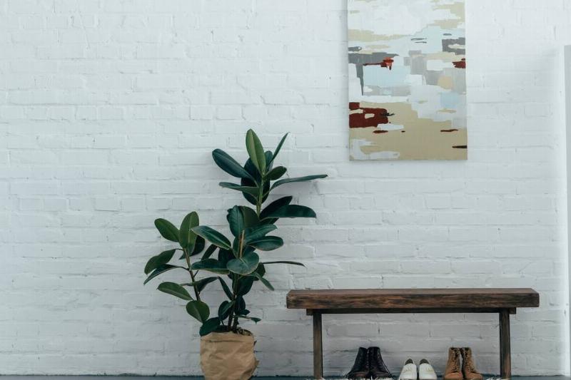 интерьер-свет-современный-коридор-со-складным-скр-2024-11-18-17-55-49-utc Прихожая с произведениями искусства и обувью под скамейкой.