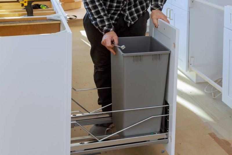 человек-руки-сборка-мебели-мусорный бак-в-2025-03-27-06-11-06-utc Чистый мусор на кухне.