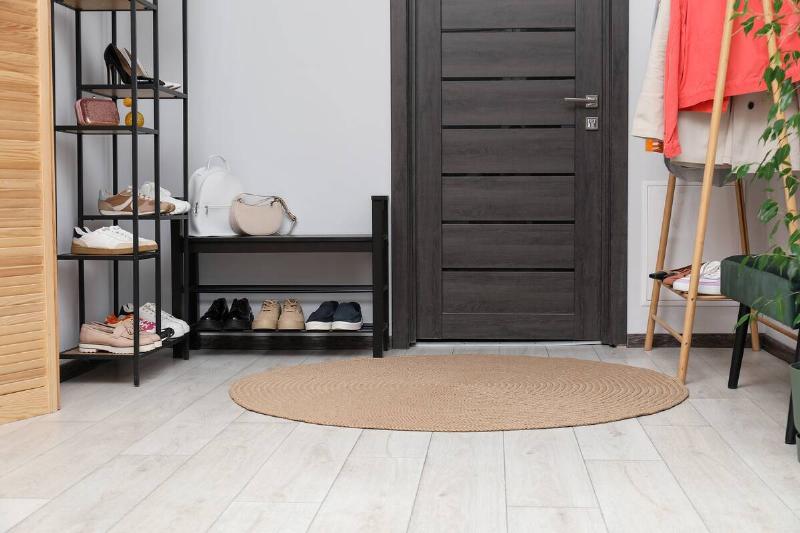 Clean and organized entryway. 