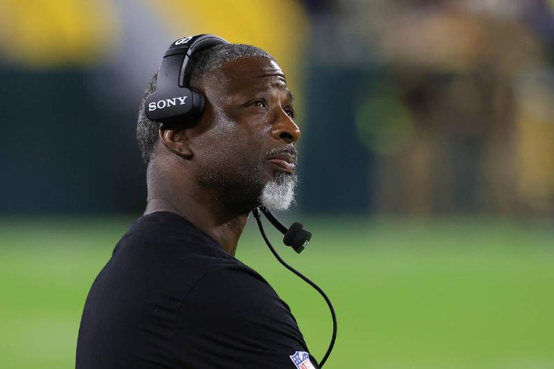 Aaron Glenn looking up