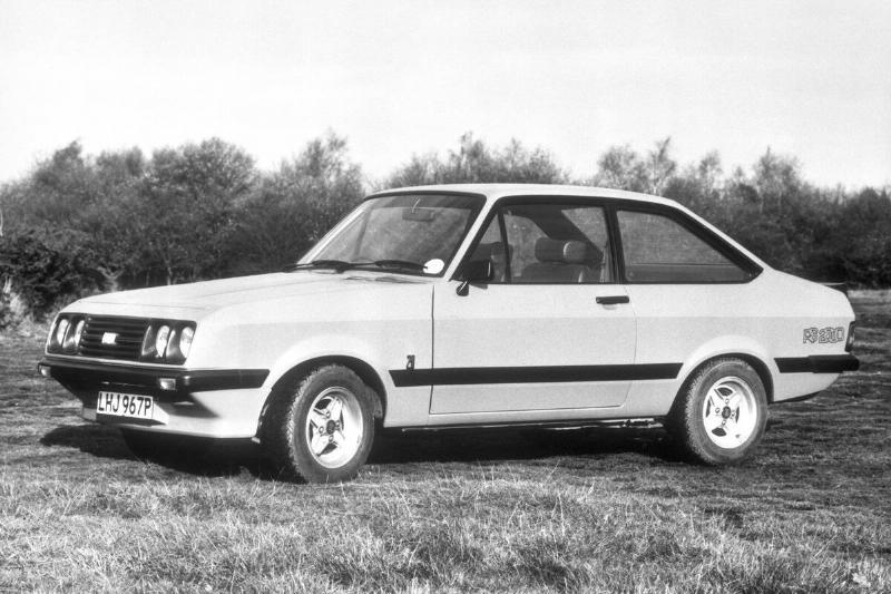 Ford Escort RS2000 parked in grass