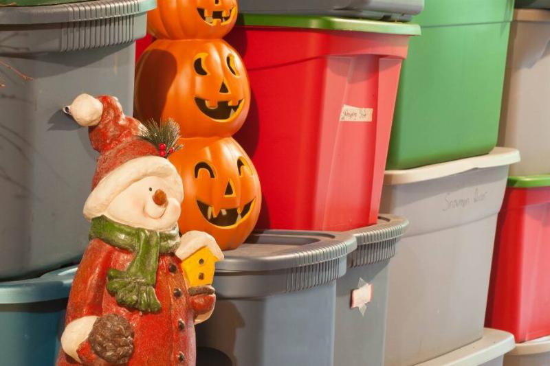 441 Украшения хранятся в жестких пластиковых контейнерах.