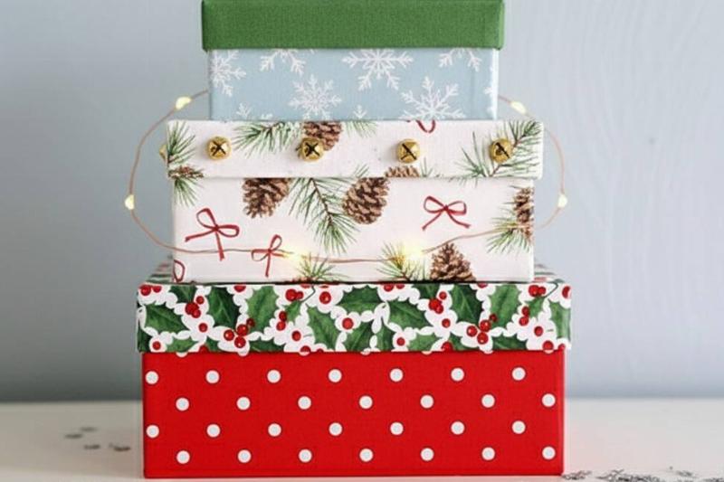 Коробки, заклеенные упаковочной бумагой. Коробки, заклеенные упаковочной бумагой.