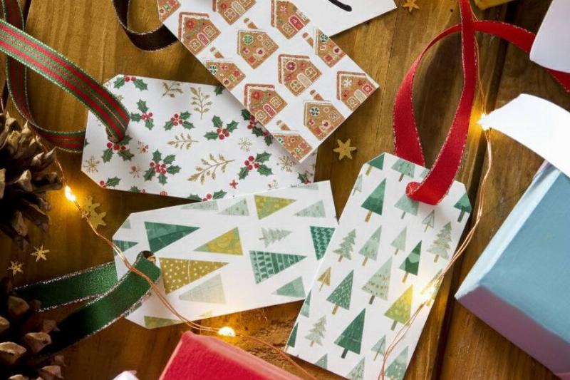 Подарочные бирки Остатки упаковочной бумаги используются в качестве подарочных бирок.