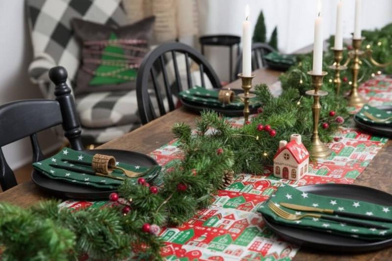 Рождественский бегун на столе Остатки упаковочной бумаги используются как дорожка для праздничного стола.