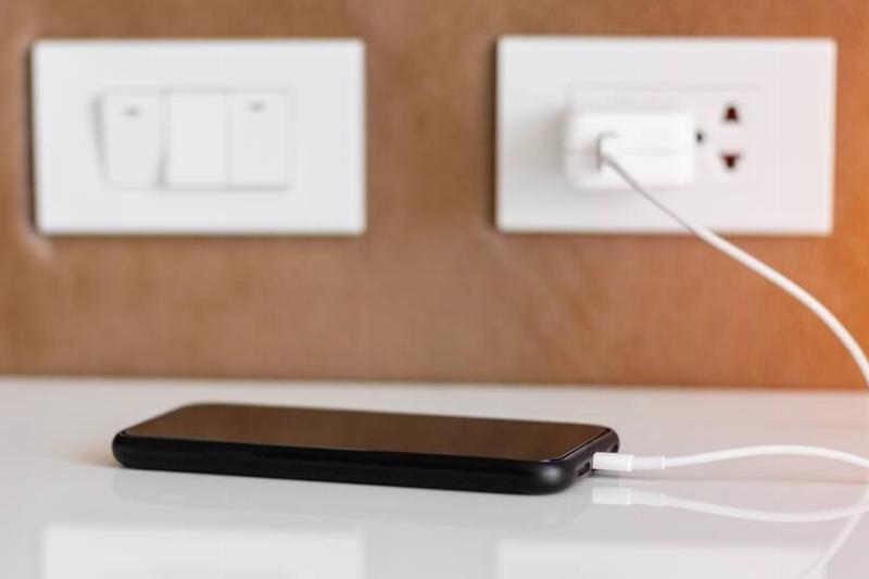 зарядка-аккумулятора-мобильного-смартфона-на-столе-дома-2025-03-09-13-03-11-utc Телефон подключен и заряжается.