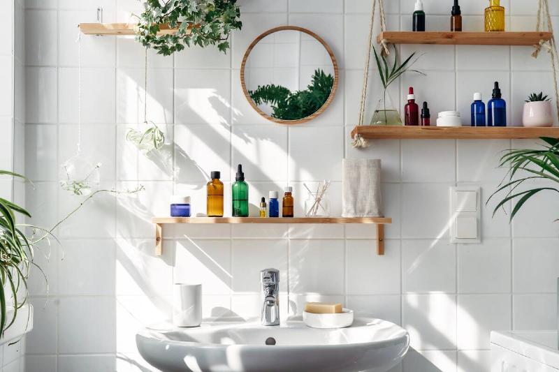 Open shelving in a modern bathroom. 