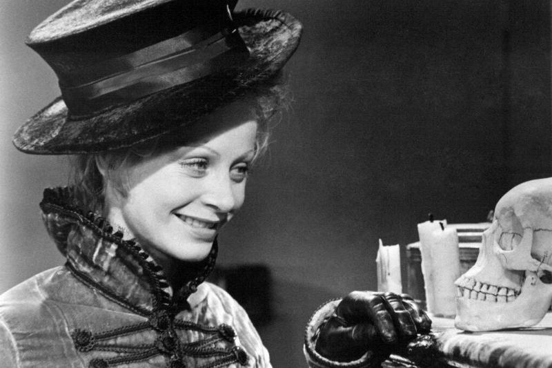 Sarah Miles as Lady Caroline Lamb in 'Lady Caroline Lamb'