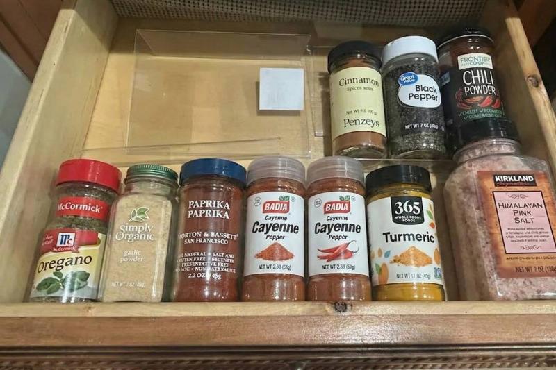 Рамка для специй Прозрачная пластиковая рамка используется для хранения специй в ящике.