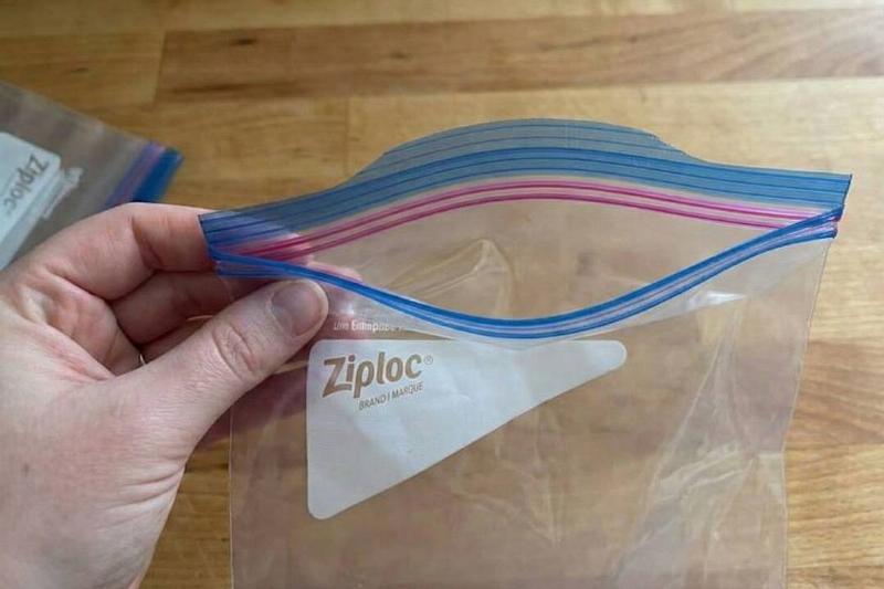 Сумка с застежкой-молнией. Рука держит сумку с застежкой-молнией.