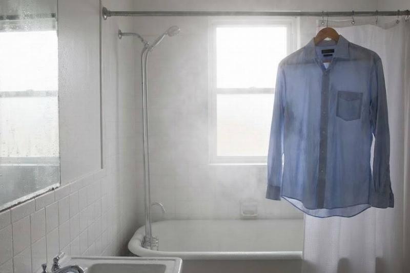 банная паровая рубашка Рубашка висит в душной ванной.