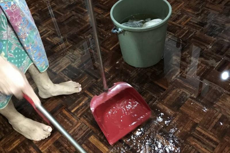 наводнение-2025-03-09-08-47-39-UTC Леди моет полы тоннами воды.