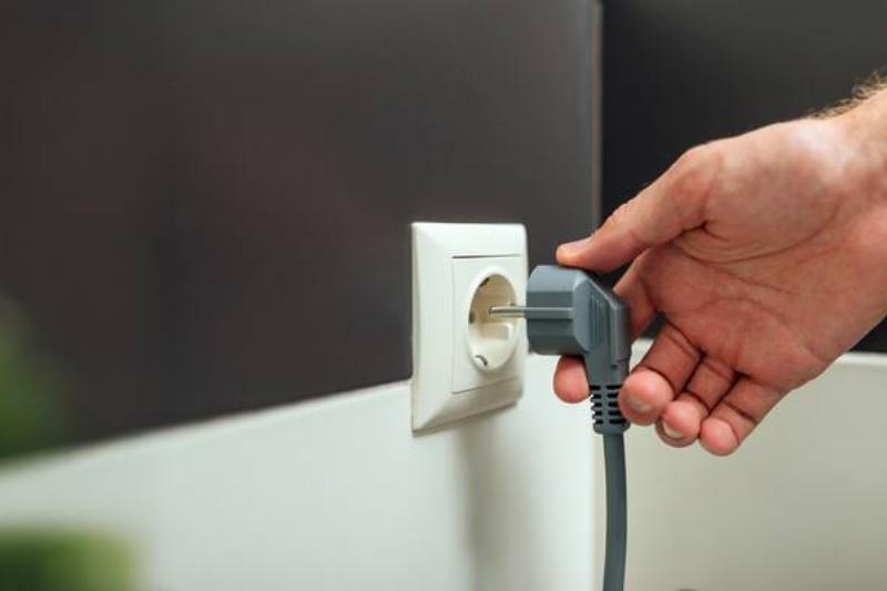 ручное подключение-шнур-в-розетке-широкий-баннер-2026-01-08-08-15-56-utc Рука выдергивает шнур из розетки.