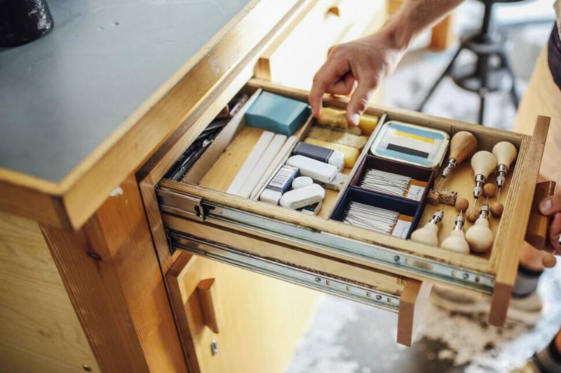 рука-тянется-в-открытый-ящик-содержащий-оборудование-2026-01-09-09-09-25-utc Рука лезет в ящик с художественными принадлежностями.