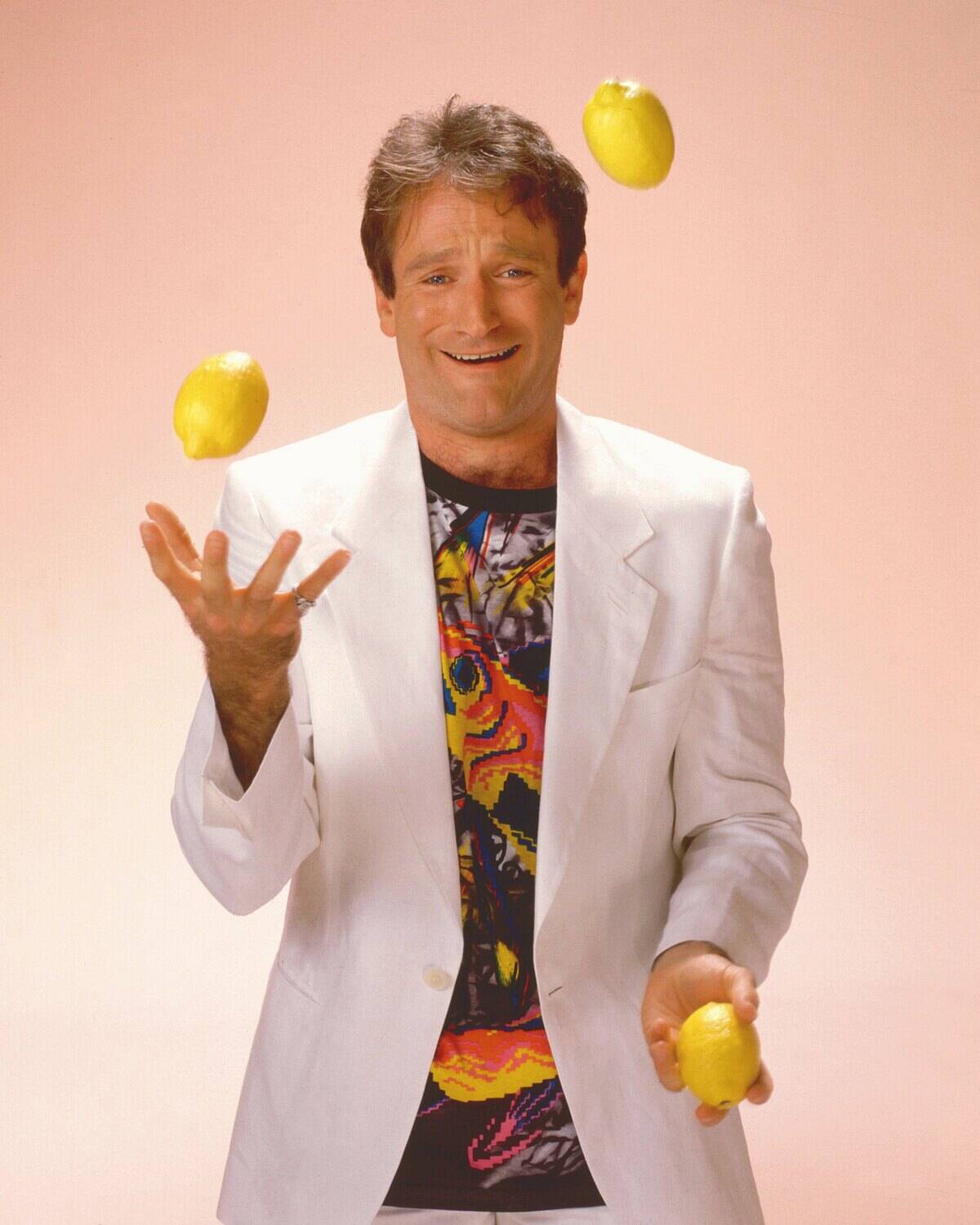 Robin Williams juggling lemons