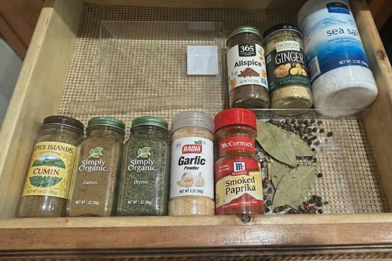 ящик для специй Прозрачные рамки для фотографий, используемые для организации ящика для специй.