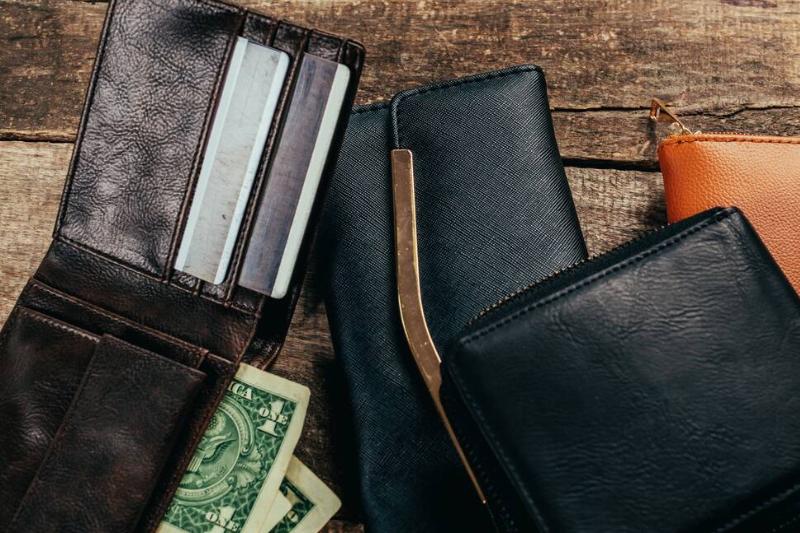 кошельки-на-деревянном-фоне-2026-01-08-08-07-04-utc Открытый кожаный кошелек на деревянном столе.