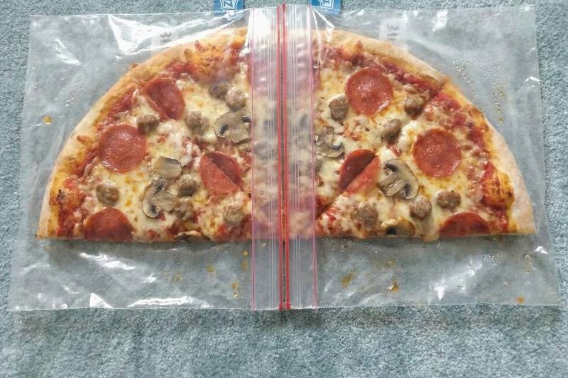 пакеты для пиццы с застежкой-молнией Два пакета Ziplock, соединенные между собой, вмещают половину пиццы.
