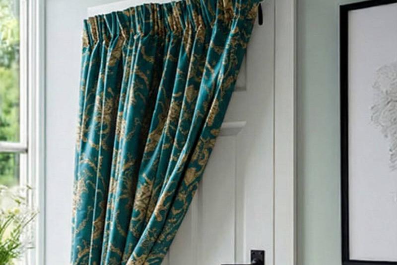 Портьера висит Портьера, висящая над дверью.