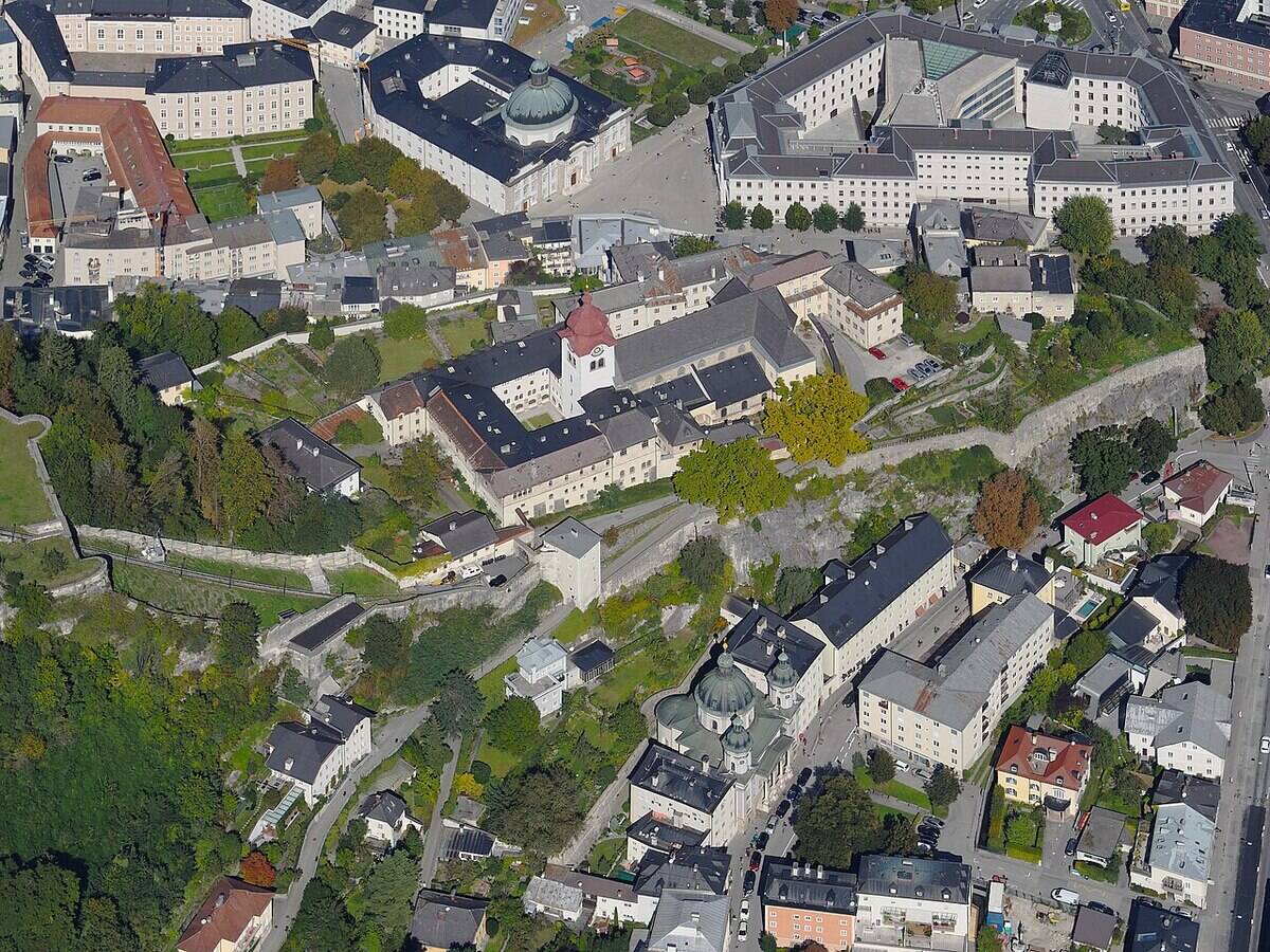 Aerial_image_of_Nonnberg_Abbey_(view_from_the_south)