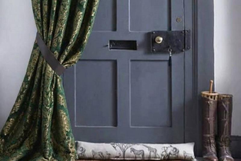 Занавеска висит над дверью Тяжелая занавеска висит над дверью.