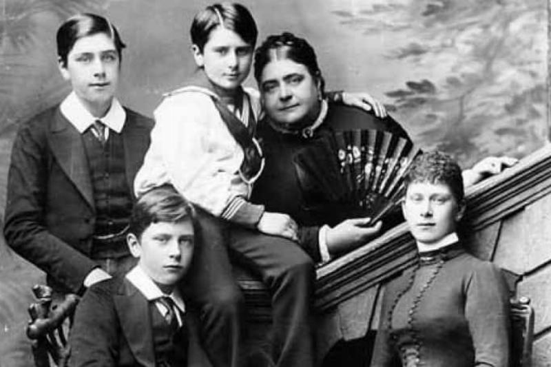 Duchess_of_Teck_and_family_colour