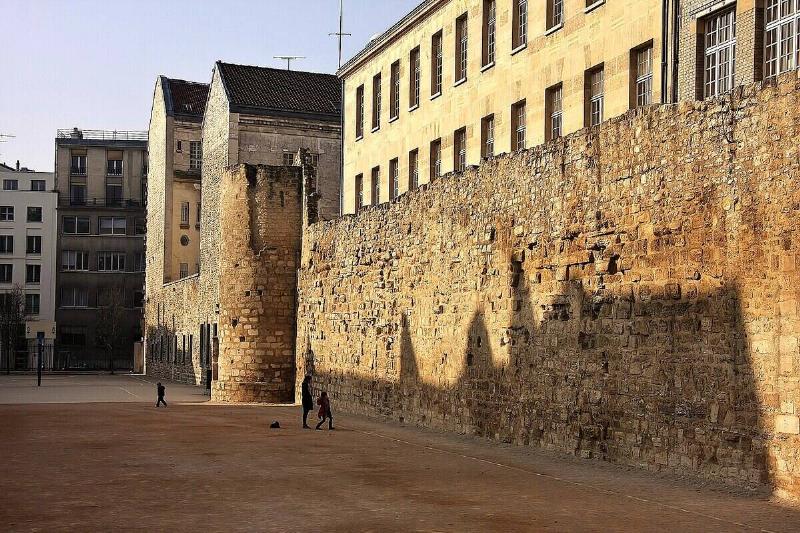 Old_Parisian_Walls_and_Shadows_2011