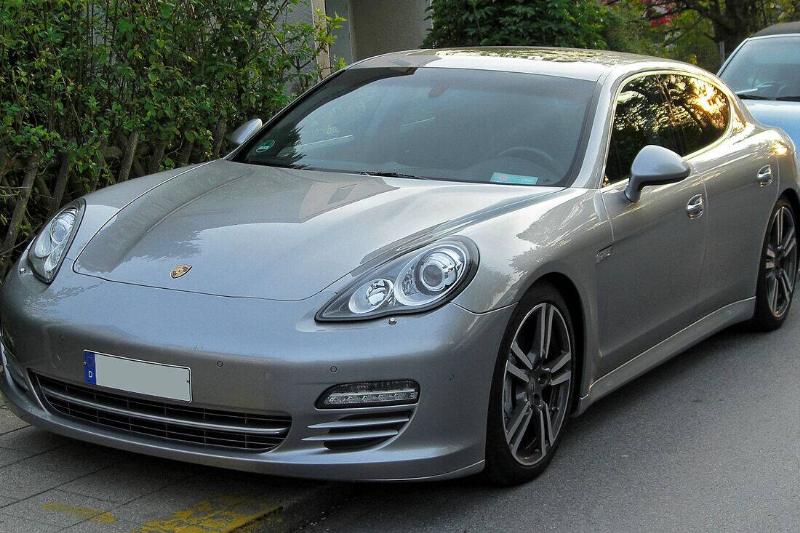 Porsche_Panamera_4S_front_20100428